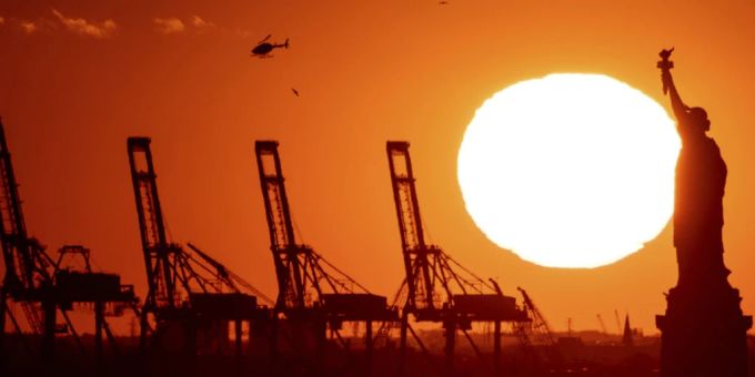 Die US-Wirtschaft ist am Jahresende überraschend stark gewachsen. Das Bruttoinlandprodukt (BIP) legte im vierten Quartal auf das Jahr hochgerechnet um 2,9 Prozent zu. Ökonomen hatten lediglich mit einem Anstieg um 2,6 Prozent gerechnet. (Archivbild) US-Wirtschaft