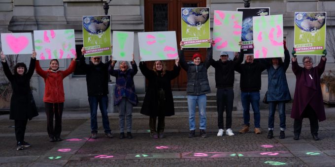 Personen von links nach rechts: Leana Meier, Leonie Della Casa, Erika Blumer, Ruedi Blumer, Gloria Bukovac, Kaj Weibel, Mirco Hefti, Christian Büttiker, Marlies Murer und Regula N. Keller Grüne Glarus