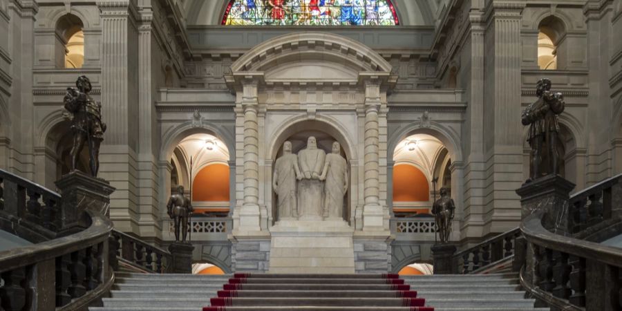 Kuppelhalle Bronzestatuen Södlner