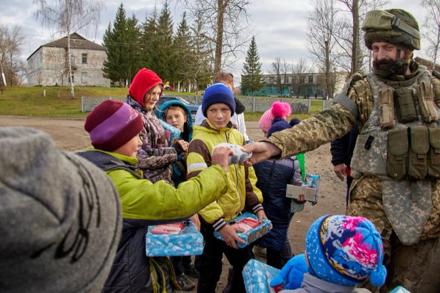 Ukrainische Soldaten beschenken Kinder in Kupjansk, Ukraine. (Archiv)