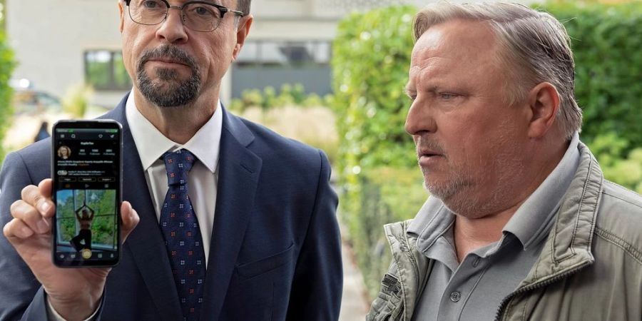 «Tatort: MagicMom»: Boerne (Jan Josef Liefers, l.) und Kommissar Thiel (Axel Prahl) sprechen mit der Nachbarin der Getöteten.