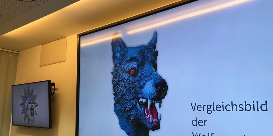 Auf einem Bildschirm im Polizeipräsidium München ist eine Wolfsmaske zu sehen.