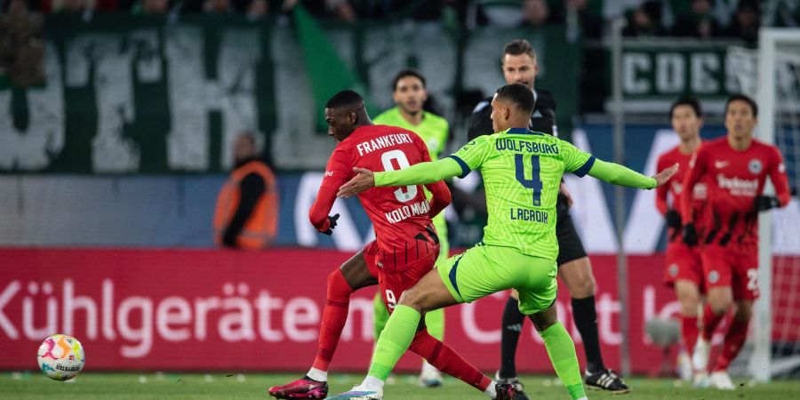 Wolfsburgs Maxence Lacroix (r) im Zweikampf mit dem Frankfurter Randal Kolo Muani.