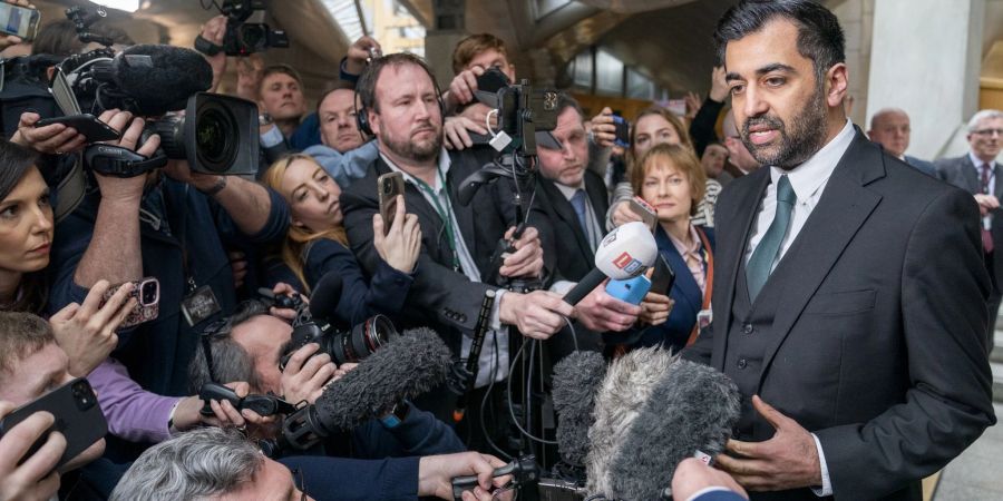 Humza Yousaf spricht nach seiner Wahl zum neuen Ersten Minister im schottischen Parlament zu Journalisten.