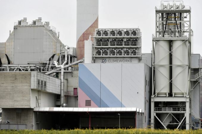 Diese Luftfilteranlage des Schweizer Unternehmens Climeworks in Hinwil filterte CO2 aus der Luft und verkaufte es an Kunden wie die Coca-Cola HBC Schweiz AG, die damit Valser Wasser karbonisierte. Mit seiner neuen Anlage «Orca» in Island filtert Climeworks CO2 aus der Luft, um es mit ihrer Partnerfirma Carbfix im Boden einzulagern. Alternative Energien Schweiz Zukunft