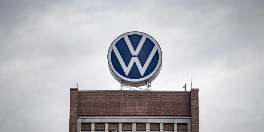 Ein grosses VW-Logo auf dem Verwaltungshochhaus vom Volkswagen-Werk in Wolfsburg.