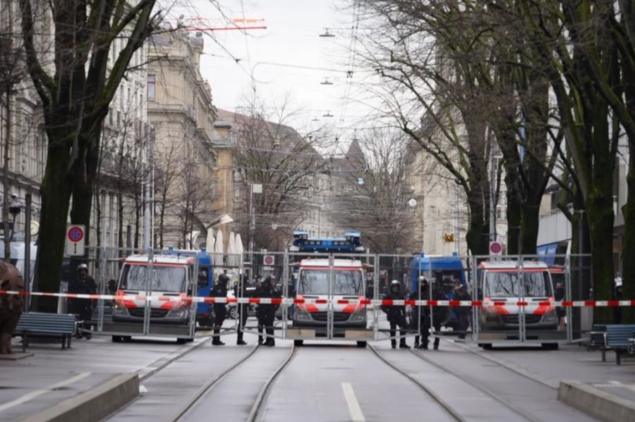 Die Polizei blockiert den Weg in Richtung Bahnhof – zahlreiche Einsatzfahrzeuge sind vor Ort.