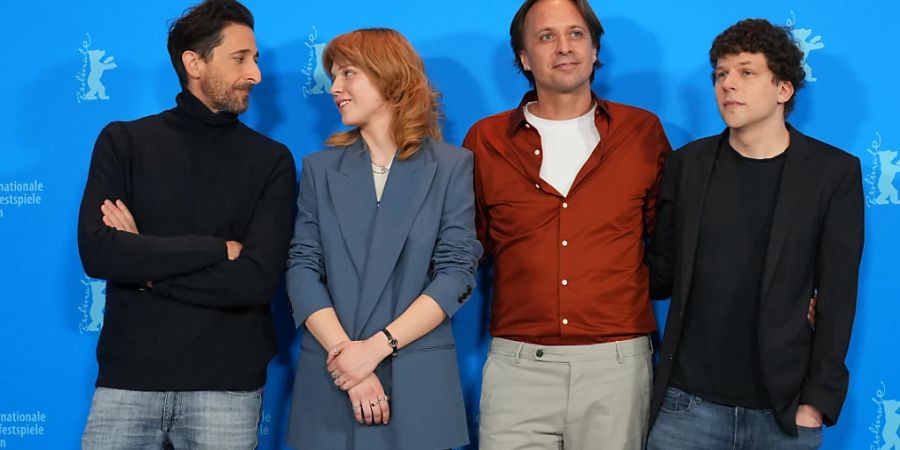 Adrien Brody (l-r), Schauspieler, Odessa Young, Schauspielerin, John Trengove, Regisseur und Drehbuch, und Jesse Eisenberg, Schauspieler, stehen beim Fototermin zum Film «Manodrome» im Rahmen der Berlinale vor der Fotowand. Die 73. Internationalen Filmfestspiele laufen bis zum 26. Februar 2023. Foto: Soeren Stache/dpa