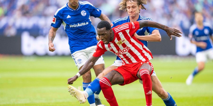 Berlins Sheraldo Becker (l) und Schalkes Alex Kral kämpfen um den Ball.