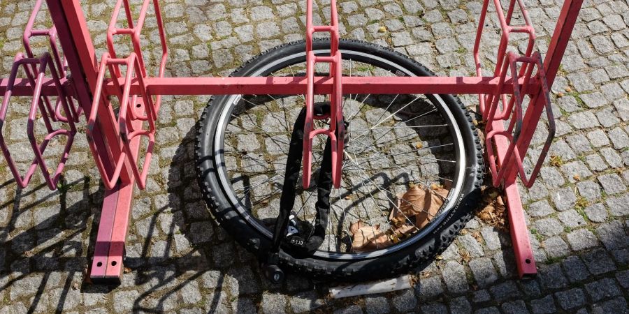 Wer sein Fahrrad nicht richtig abschliesst, setzt die Leistungen der Diebstahlversicherung aufs Spiel. Manche Gesellschaften machen sogar Vorgaben zu Marke oder Mindestpreis eines zu verwendenden Schlosses.