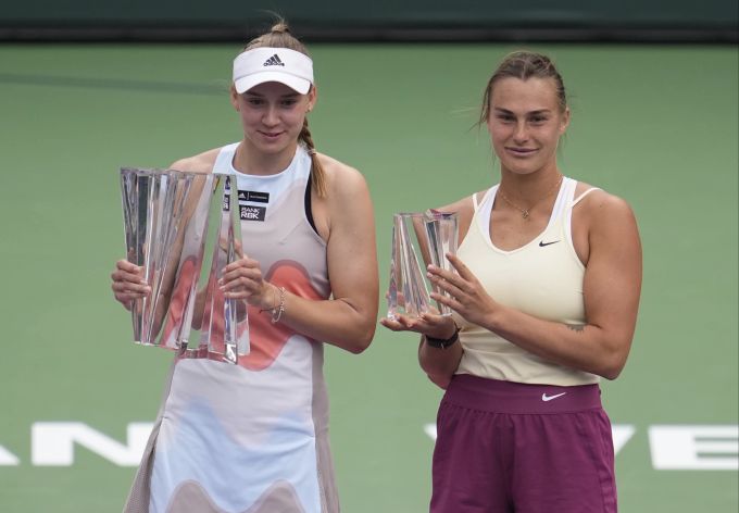 Aryna Sabalenka (rechts) erreichte in Indian Wells das Finale, unterlag dort jedoch der Kasachin Elena Rybakina. EPA/RAY ACEVEDO indian wells