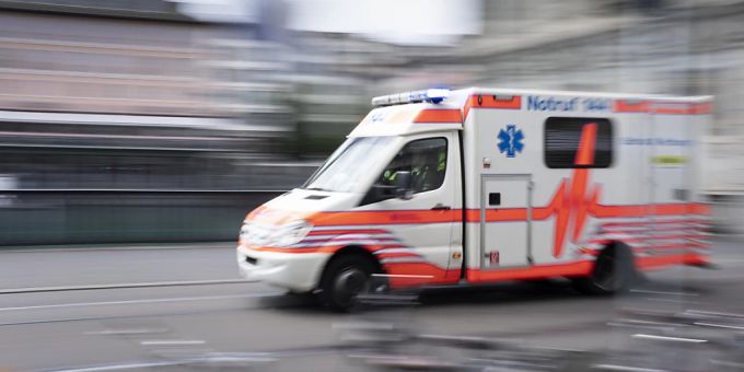 Wenn ein Rettungswagen mit Blaulicht ein Rotlicht überfährt - das ist im Kanton Solothurn ein Politikum. (Symbolbild) Wenn ein Rettungswagen mit Blaulicht ein Rotlicht überfährt - das ist im Kanton Solothurn ein Politikum. (Symbolbild)