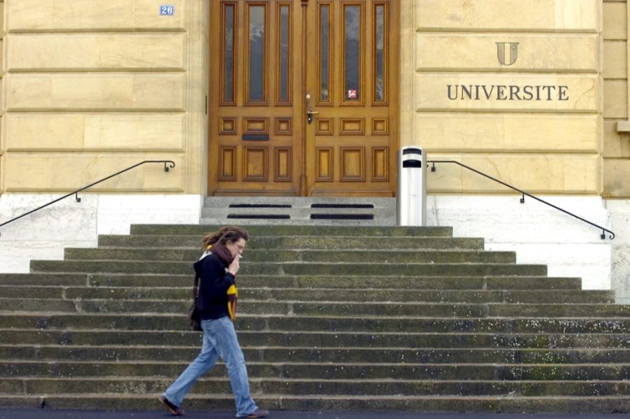 Der Eingang zur Universität Neuenburg.