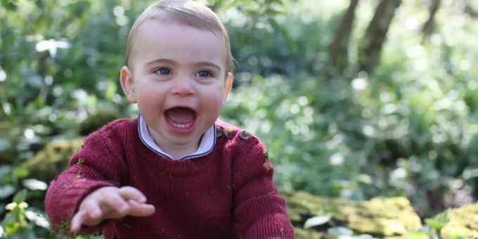 Geburi-Fotos - Prinz Louis (1) darf, was Bruder George (5) nicht durfte