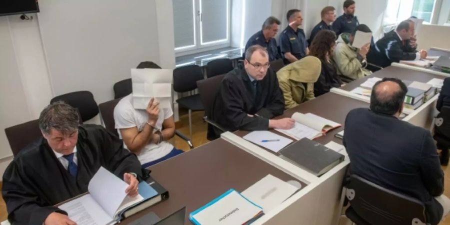 Die vier Angeklagten im Gerichtssaal in Amberg