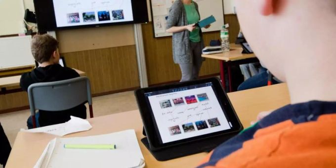 Im Zuge eines Digitalisierungsplans hat in Österreich die Auslieferung von insgesamt 150'000 Computern an die Kinder der fünften und sechsten Schulstufen begonnen. laptop österreich