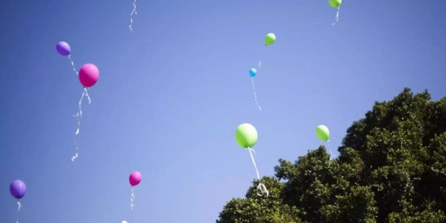 Umweltschützern zufolge sind Luftballons gefährlich für Meeressäugetiere, Vögel und Fische. Foto: Ariel Schalit/AP/Archiv