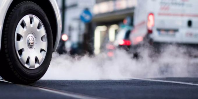 Abgas kommt aus Auto Abgas kommt aus Auto