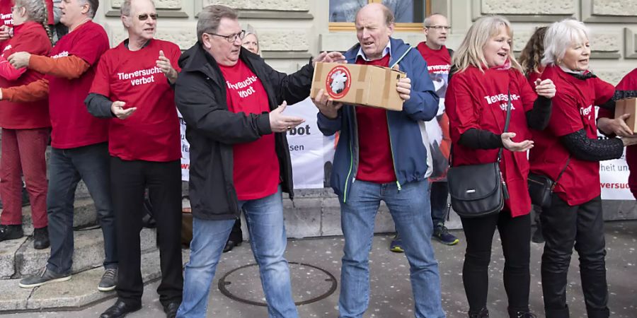 Mitglieder des Komitees reichen am Montag die Schachteln mit den Unterschriften weiter, bei der Einreichung der Unterschriften für die eidgenössische Volksinitiative «Ja zum Tier- und Menschenversuchsverbot - Ja zu Forschungswegen mit Impulsen füer Sicherheit und Fortschritt».