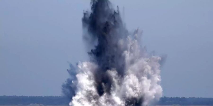 Zwei Wasserbomben aus dem Zweiten Weltkrieg werden in der Ostsee gezielt gesprengt. Hunderttausende Tonnen konventionelle und chemische Kampfstoffe liegen nach Schätzungen auf dem Boden der Nord- und der Ostsee. Foto: Bernd Wüstneck/Archiv