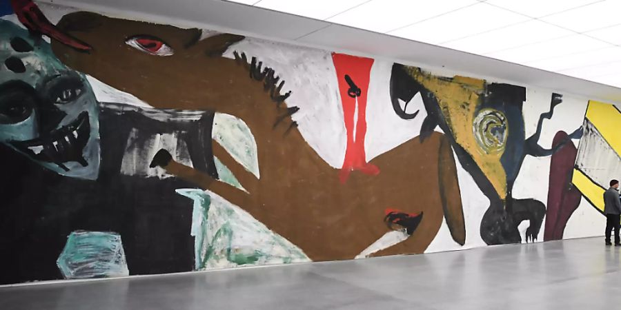 Blick auf einen Teil des 140 Meter langen und 4,40 Meter hohen Bilds «Die Umgebung der Liebe» von Martin Disler im Kunstmuseum in Chur. Die Ausstellung ist bis am 26. Mai zu sehen.(KEYSTONE/Gian Ehrenzeller)