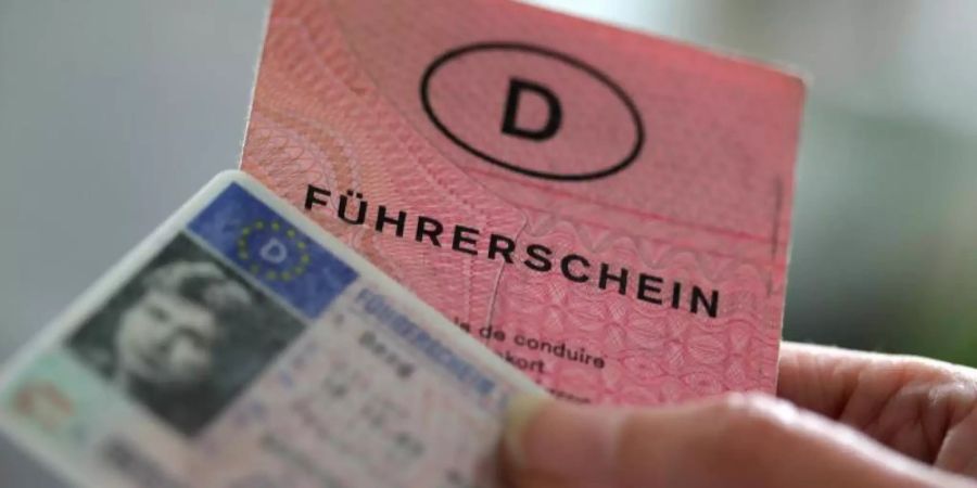 Zwei Führerscheine verschiedener Generationen. Noch stecken in Deutschland unterschiedliche Führerscheintypen in Portemonnaies und Handschuhfächern. Foto: Oliver Berg