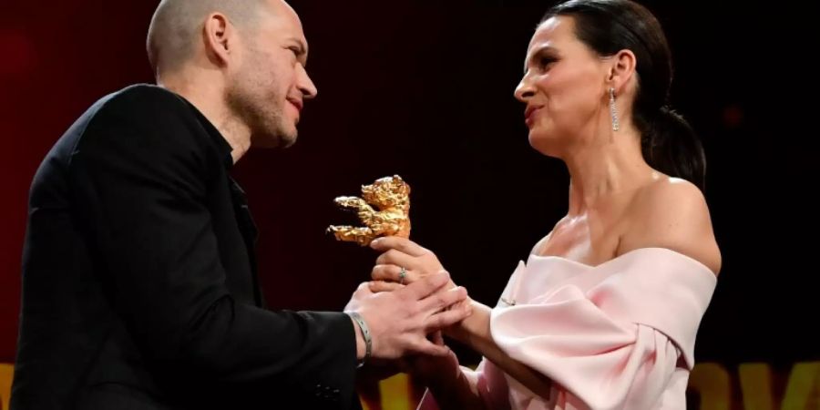Regisseur Nadav Lapid nimmt den Goldenen Bären entgegen