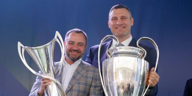 Fussballchef Andriy Pavelko (l) und Vitali Klitschko.