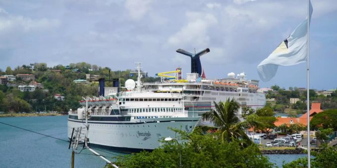 Die «Freewinds» am Hafen von St. Lucia. Das Scientology-Schiff musste unter Quarantäne gestellt werden, nachdem ein Besatzungsmitglied an Masern erkrankte. Masern