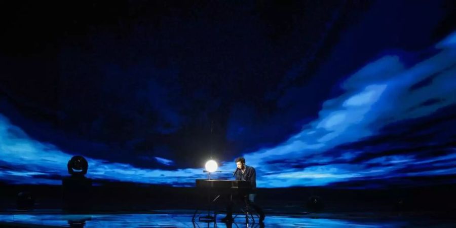 Top-Favorit Duncan Laurence spielt sich der Generalprobe schon mal warm fürs Finale. Foto: Ilia Yefimovich