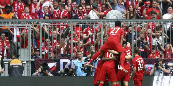 Bayern München jubelt nach dem Gewinn der Meisterschaft. Bayern München Meister