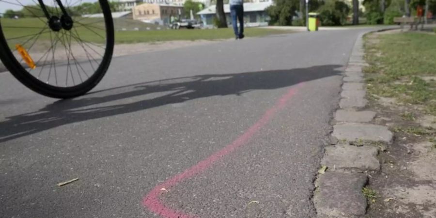 Eine rosa-farbige Markierung ist an einem Eingang zum Görlitzer Park auf dem Boden zu sehen. Dort sollen Drogendealer künftig stehen. Foto: Paul Zinken