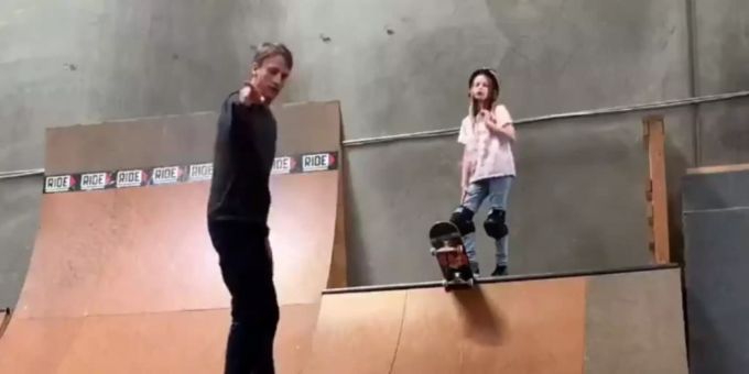 Tony Hawk beschreibt seiner Tochter den richtigen Umgang mit dem Brett. Tony Hawk Tochter Skateboardfahren