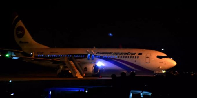 Ein Passagierflugzeug der Biman Bangladesh Airlines steht nach einer Notlandung auf dem Shah Amanat International Airport. Kurzzeitige Flugzeugentführung in Bangladesch