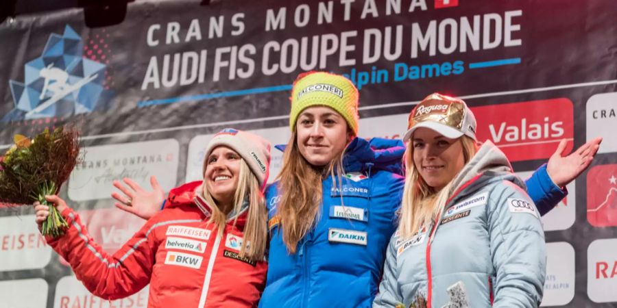 Joana Hählen (links) und Lara Gut-Behrami mit der Siegerin Sophia Goggia auf dem Podest in Crans Montana.