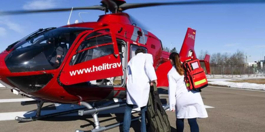 Beim «Flying Intervention Team», einem europaweit einmaligen Pilotprojekt, fliegen Spezialisten zu kleineren Krankenhäusern, um dort Schlaganfallpatienten zu behandeln. Foto: Tobias Hase