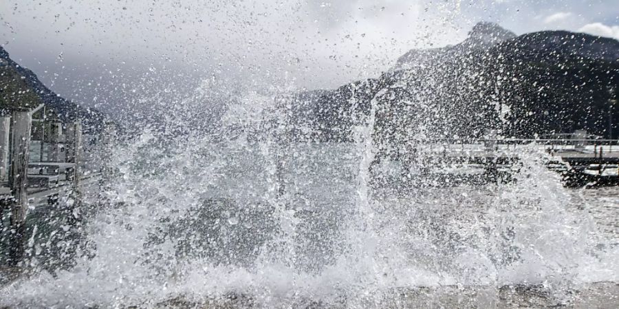 Unter Föhneinfluss zu warm: Föhnsturm am Urnersee in Brunnen SZ am 24. April.