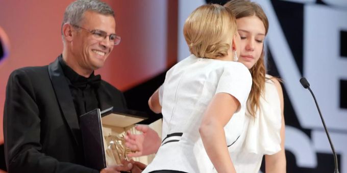 Abdellatif Kechiche (l.) und die Schauspielerinnen Lea Seydoux (M.) und Adele Exarchopoulos im Jahr 2013. abdellatif kechiche