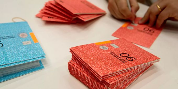 Schaffen die fünf Tessiner Regierungsräte die Wiederwahl? Und wie werden die neunzig Sitze im Tessiner Grossen Rat neu verteilt? Ab Sonntagmittag machen sich die Stimmenzähler an die Arbeit. (Archivbild) Schaffen die fünf Tessiner Regierungsräte die Wiederwahl? Und wie werden die neunzig Sitze im Tessiner Grossen Rat neu verteilt? Ab Sonntagmittag machen sich die Stimmenzähler an die Arbeit. (Archivbild)