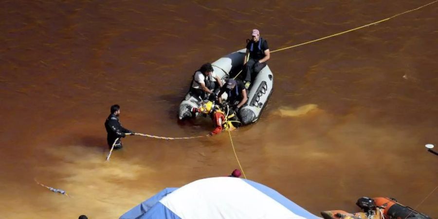 Taucher bargen aus dem «Roten See» eine Kinderleiche, die in einem Koffer versenkt worden war. Es ist das fünfte entdeckte Opfer des Mannes. Foto: Petros Karadjias/AP