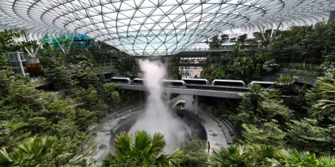 Singapur - Flughafen in Singapur präsentiert 40 Meter hohen Wasserfall und hängende Gärten