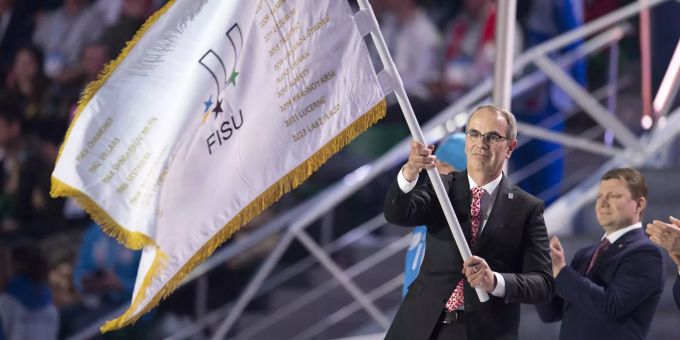 Beat Züsli bei der Fahnenübernahme in Krasnojarsk. Bild: Winteruniversiade 2021 Beat Züsli bei der Fahnenübernahme in Krasnojarsk. Bild: Winteruniversiade 2021