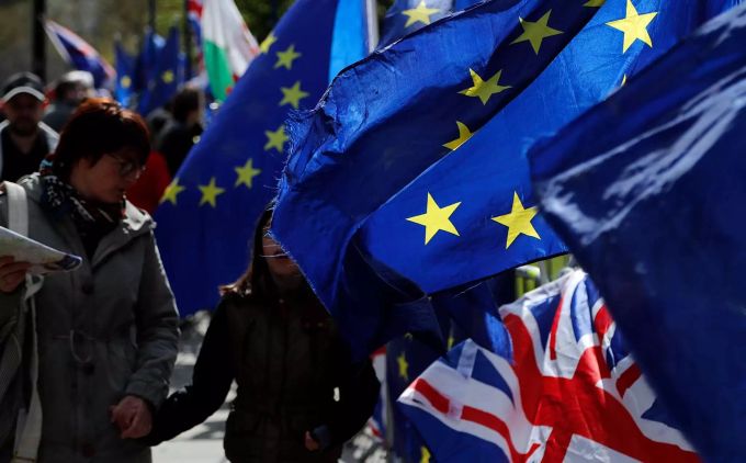 EU-Fahnen und Grossbritannien-Fahnen wehen im Wind. Brexit Rahmenabkommen