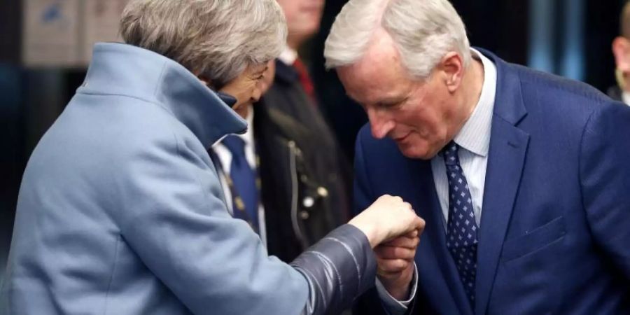 Küss die Hand: EU-Chefunterhändler Michel Barnierbegrüsst Theresa May in Strassburg. Foto: Vincent Kessler/Reuters POOL/AP
