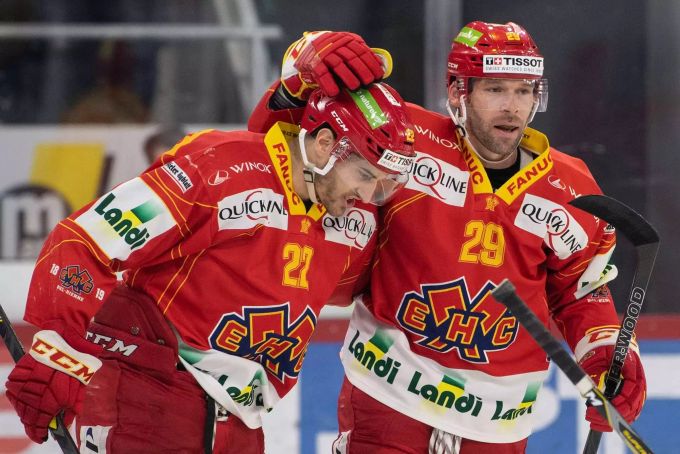 Biels Jason Fuchs, links, und Beat Forster feiern den Treffer zum 2:0 EHC Biel