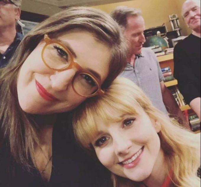 Mayim Balik und Melissa Rauch am Set von «The Big Bang Theory». the big bang theory