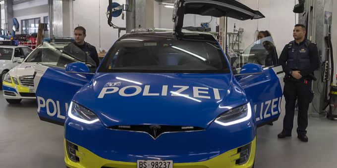 Sieben Autos - Basler Polizei rückt jetzt bei Alarm mit dem Tesla aus