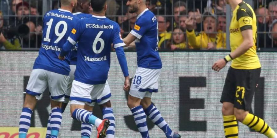 Schalkes Daniel Caligiuri (2.v.r) feiert seinen Treffer zum 1:1 Ausgleich per Elfmeter mit den Mannschaftskameraden. Foto: Friso Gentsch