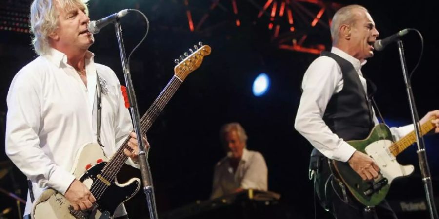 Status-Quo-Frontmann Francis Rossi (r) hat es dem Hit «Pictures of Matchstick Men» zu verdanken, dass er heute noch Musiker ist. Foto: Peter Klaunzer/KEYSTONE FILE