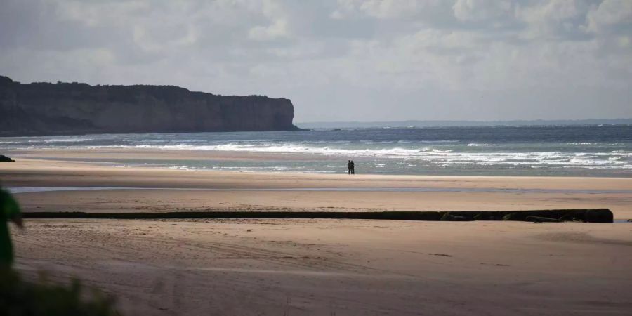 Der Omaha Beach gehört zu den Stränden in Frankreich, die von Deutschland besetzt waren. Alliierte Truppen landeten hier im Zweiten Weltkrieg.